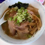 羅阿麺亭 - しょうゆ野菜ラーメン 900円、トッピングチャーシュー190円(税込)。