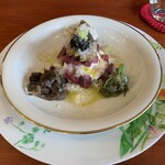 LA CASA DI Tetsuo Ota - 麺が下に隠れている。上には菅平のメスの鹿、自家製のガリと安曇野の山葵、名残り野菜を凍らせて掛けてある。キノコは天然花びら茸、ムカゴのようなみずという野菜、シャカしめじ