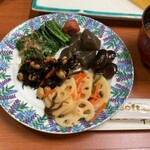 Hanabishi - レンコンの煮物が柑橘系？の味がして美味しい。花豆も良いですね。田舎ないけど、田舎の親戚宅に来たような気になります。