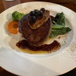 Saboten - 黒毛牛肩ステーキとフォアグラのソテー(＋1100円)。1番上に乗ってるのは完熟したブルーベリー。肉とフォアグラの脂っこさをブルーベリーの甘酸っぱさが中和してくれる極上の一皿に昇華されている。美味い。