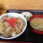 栄 - 肉丼650円。甘めに煮た豚とタマネギのつゆだく。味噌汁はワカメとシャキシャキ大根。漬物たっぷり。