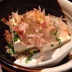 三代目ウエゾノヤ - 薬味たっぷり冷奴 ¥300