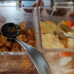 カレー食堂やまさき - サービスの福神漬けとピクルス