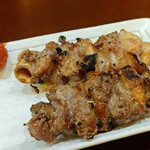 もつ焼き じゅんちゃん - ナンコツ串とすじ串