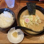 銀のくら - 純みそにんにくバターらーめん（1,050円）
            白飯（ランチタイム140円）