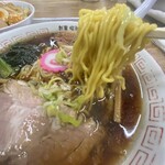 醤油屋本店 - 麺は加水低めの中細麺。固めの茹で加減。