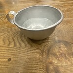 醤油屋本店 - お冷やはアルマイト製のカップで。