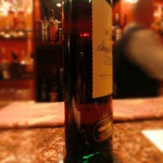 サーティーナイン - ◇横から見ると扁平した薄いボトルである。