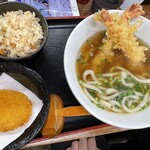 Udonkura Fujitaya - えび天うどん（並盛り）935円定食、かやくご飯と本日の1品275円