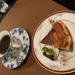 バー リーファー - ブレンド400円、バスクチーズケーキ300円
