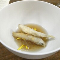 リストランテ ハナタニ - ワカサギ　梨　菊の花　大和当帰と牛コンソメ