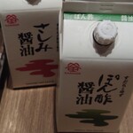 Sakanazuki - 香川県のこだわり刺し身醤油、ポン酢、濃い口醤油などを料理によって使い分け〜