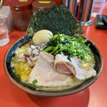 どんとこい家 - 昼飯セット¥900（ラーメン中盛り、味玉、海苔5枚、チャーシュー2枚）、生ニラ¥50、むらさきたまねぎ¥50