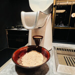 西麻布 焼肉 X - 奥のグラスへ胡麻油が　搾りかすは手前の器へ