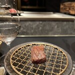 西麻布 焼肉 X - レバーを焼く