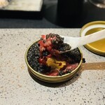 西麻布 焼肉 X - 底からユッケが　　スプーンはマザーオブパール