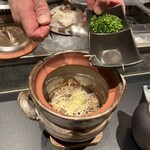 西麻布 焼肉 X - 土鍋炊き込みご飯 “もつまぶし” 