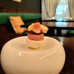 肉とワイン Bistro 2983 - 焼いたメレンゲ、フォアグラ、
            ラズベリーのジュレ、無花果 これ、今回一番好きだったな❤️