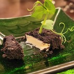 肉とワイン Bistro 2983 - ブリオッシュのバター 黒いのはオリーブ