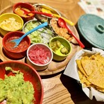 LAS DOS CARAS MODERN MEXICANO Y TACOS - 