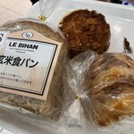 LE BIHAN - クロッカンは、4種の木の実が飴のようなカリカリで固めてあります。バケットにチーズとハムが中に入っていて外側にもこんがりチーズ、焼いて食べると美味しい