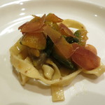トラットリア・アルベロ - オードブル　イタリア産カラスミと秋野菜のタリアテッレ