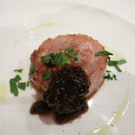 トラットリア・アルベロ - ヴィアンド　徳島県産の阿波尾鶏のガレンティーヌ　フォアグラと鶏肉のミンチ詰め　低温で蒸してから火入れ　プルーンのソース