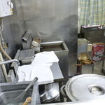 葛西駅前そば - フライヤー、店内で揚げてんだろうね。粉もそこらじゅうに飛んでるし。