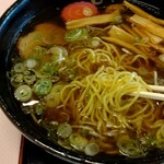 エア ポート レストラン - 醤油ラーメン　半カレーセット（1100円）︰麺リフトアップ