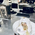 IZURUN - 厨房の前で牡蠣の串焼き