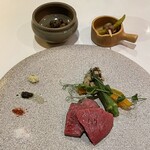 IZURUN - 美熊野牛。36か月もかけた育ちの良い優しい味がする。付け合わせのナスやカボチャも◎。別添えのトロサ豆とピンチョスはぐっとスペインに寄せて。