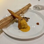 IZURUN - 熊野地鶏は骨を抜いて中にフカヒレ。藁焼き仕上げ。　に卵黄ソース。ロングペッパーの香りが独特。