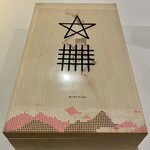 IZURUN - 海女さんの御守りの形が施された箱