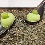 IZURUN - 抹茶ぜんざい。チョココーティングを割るとエスプーマが飛び出し、口の中であんこと混ざる。