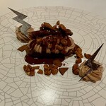 IZURUN - エクレア。雷という意味があるそうで、パチパチキャンディなどが添えてある。