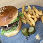 オセマニア - Avocado Tartare Burger with French Fries