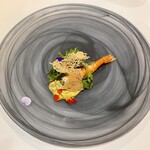 IZURUN - 海老カツバーガー再構築。バンズに見立てたカリカリの生地とエビとカレータルタルソースが美味。