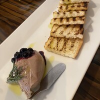 エビスエスクラッシコ - 白レバーペーストとブルーベリーソース、ブルスケッタ