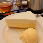 パルファン - フロマージュブランのムースとベイクドチーズケーキ　はちみつとアイス添え　エキゾチック(パッションフルーツ)ティー　はちみつがよく合います。