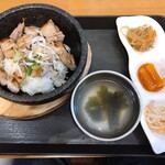 韓国家庭料理ジャンモ - サムギョプサル丼（890円）、スープ・惣菜セット（150円）