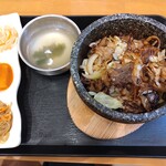 韓国家庭料理ジャンモ - プルコギ丼（890円）、スープ・惣菜セット（150円）