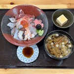 夕凪 - 贅沢海鮮丼　２６００円 ＆ 伊勢エビ汁　２００円　(2023/10)