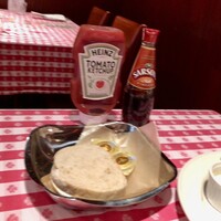 グランド・セントラル・オイスターバー&レストラン 品川店 - ランチにはパンがついてきます