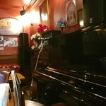 THE KING GEORGE English Pub - 内観（ピアノやギターのあるお店！）