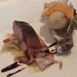 ル・クープル - サバに気をとられ、カキが小さく写ってますが、かなり大粒です