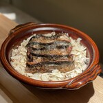 銀座 有涯 - 松茸を敷き詰めた上に焼きたての秋刀魚