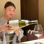 銀座 有涯 - 落ち着きがあり所作も美しい若女将