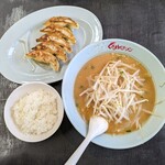 くるまやらーめん - 料理写真:味噌ラーメン 840円（餃子・ライスは無料）