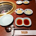 壱語屋 - タレは4種類。恐らく、レモンとニンニク&レモン、醤油やラー油などが入ったと思われる、甘さと辛さ加減がやや異なるタレ♪