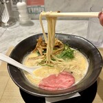 メンショー サン フランシスコ - 柚香る和牛ローストビーフのせ鶏白湯らぁ麺